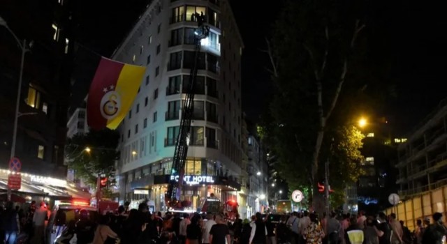 Taksim de korkunç olay Turist kendini astı