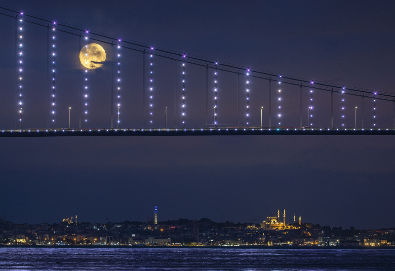 İstanbul'da dolunay manzarası 2