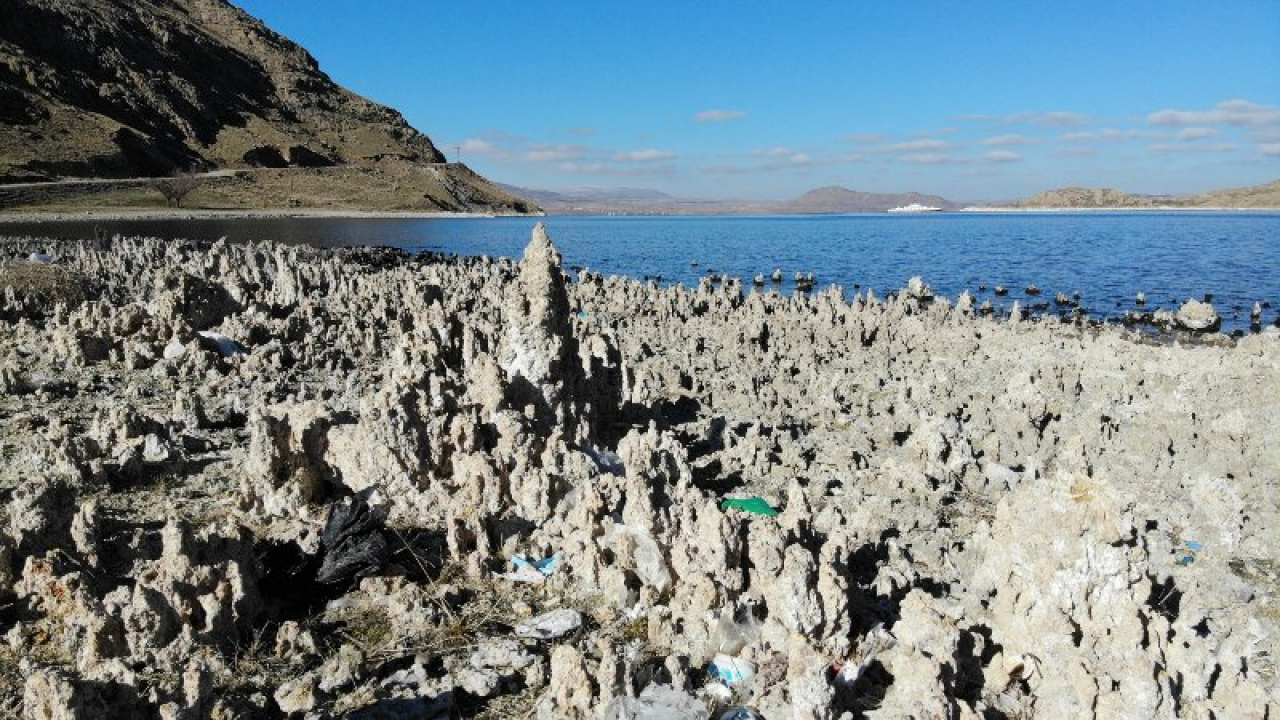 Van Gölü’nde sular çekildi, su altı peribacaları ortaya çıktı 1