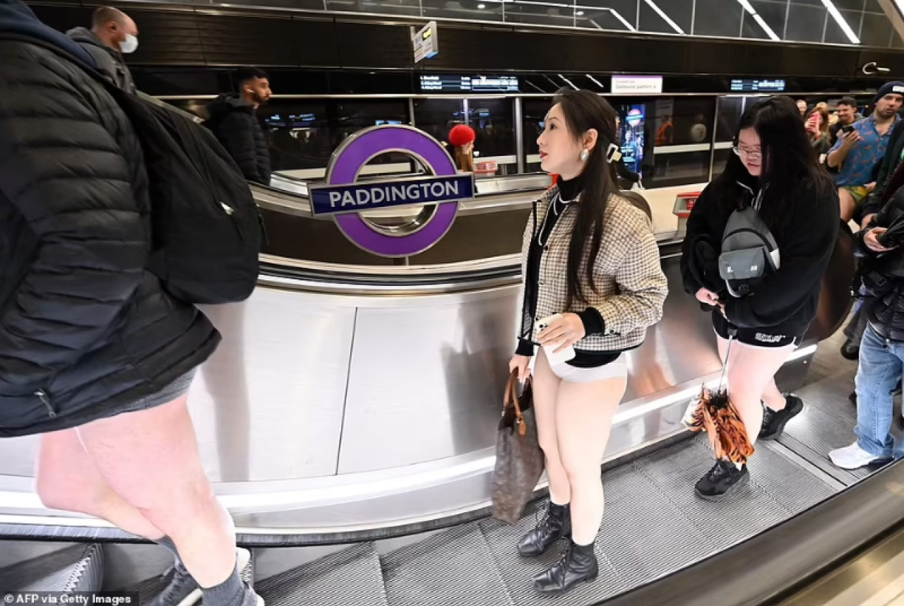 Londra'da "Pantolonsuz" metro günü etkinliği gerçekleşti 2