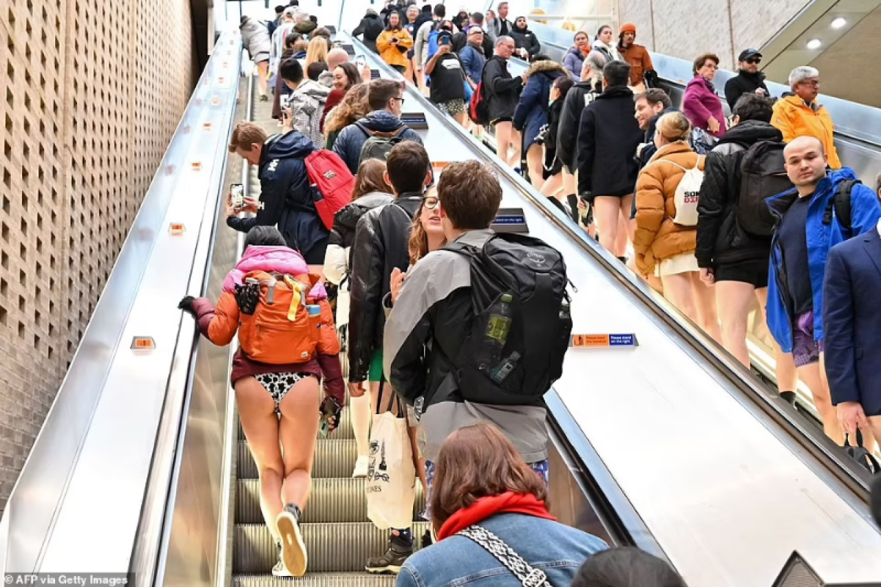 Londra'da "Pantolonsuz" metro günü etkinliği gerçekleşti 4