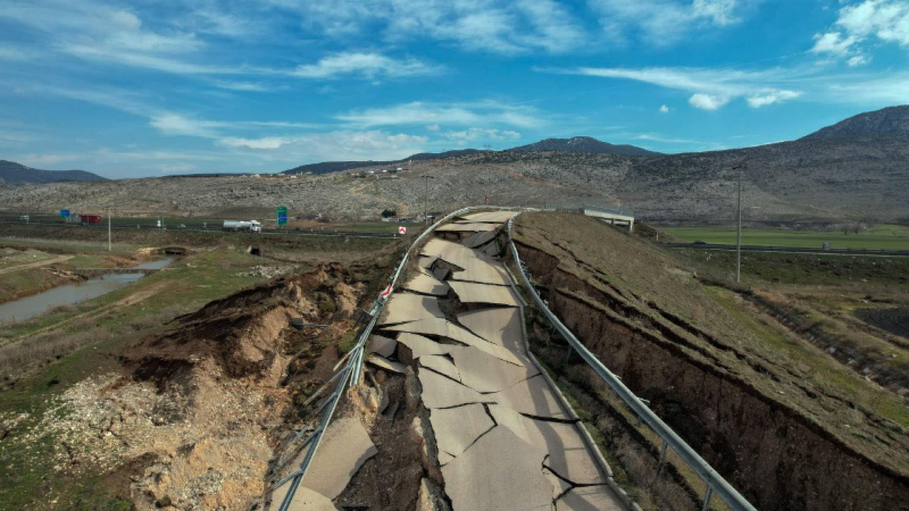 Pazarcık’ta depremde ikiye bölünen yol dronla görüntülendi 1