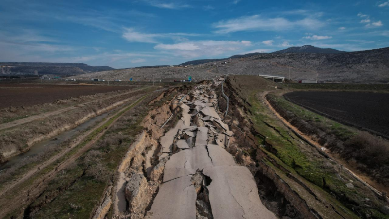 Pazarcık’ta depremde ikiye bölünen yol dronla görüntülendi 2