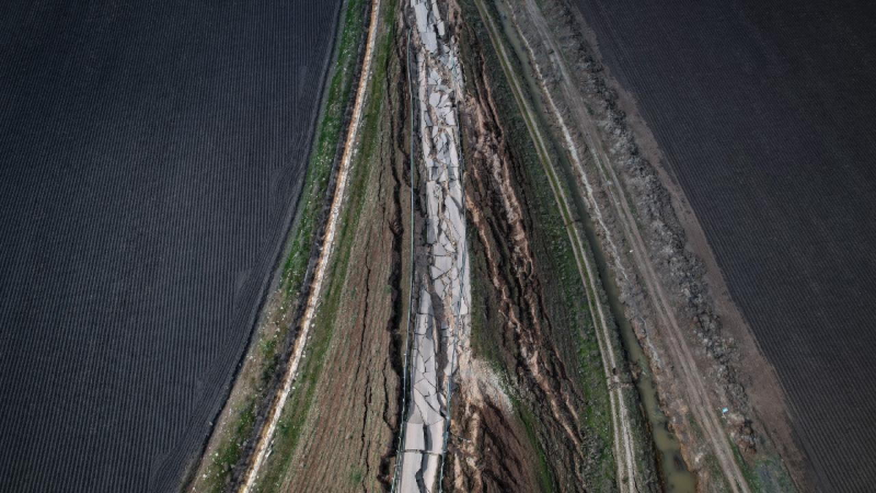 Pazarcık’ta depremde ikiye bölünen yol dronla görüntülendi 3