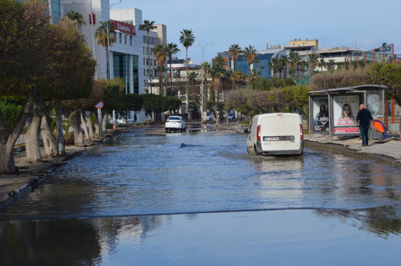 Hatay'ın İskenderun ilçesinde yükselen deniz suyu çekildi 1