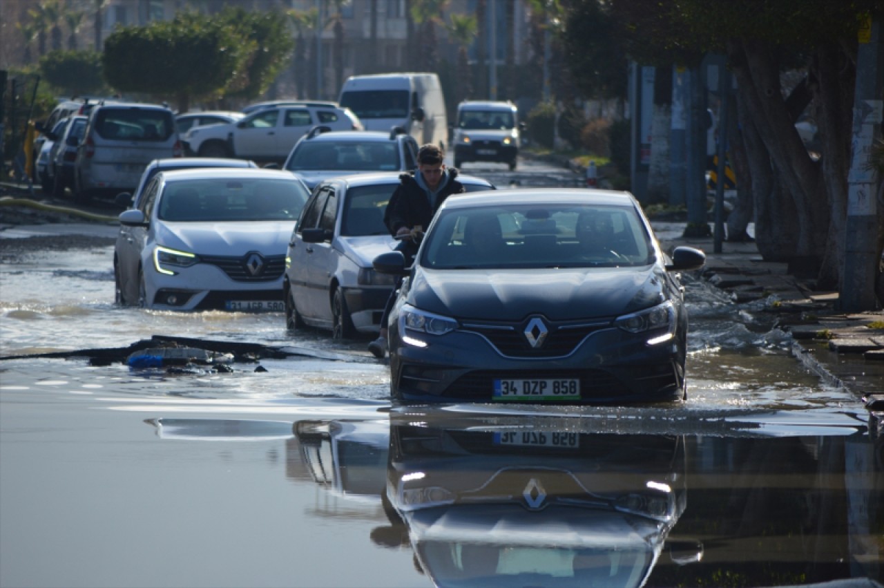 Hatay'ın İskenderun ilçesinde yükselen deniz suyu çekildi 2