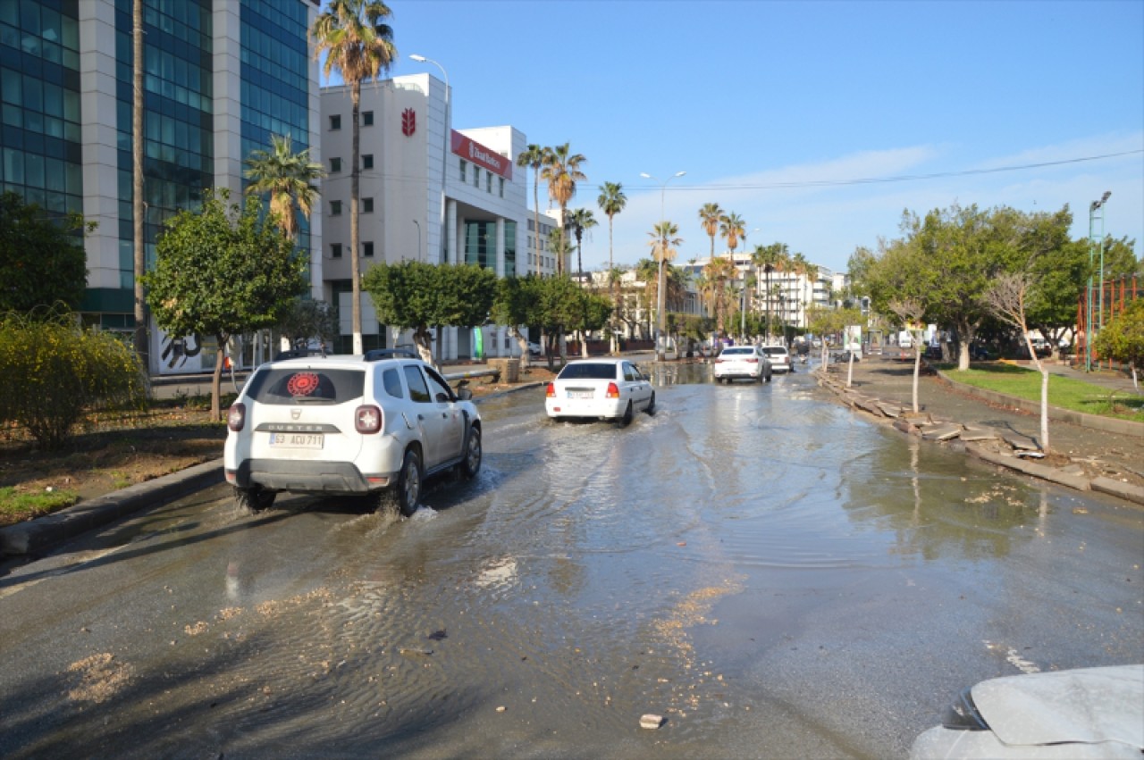 Hatay'ın İskenderun ilçesinde yükselen deniz suyu çekildi 3