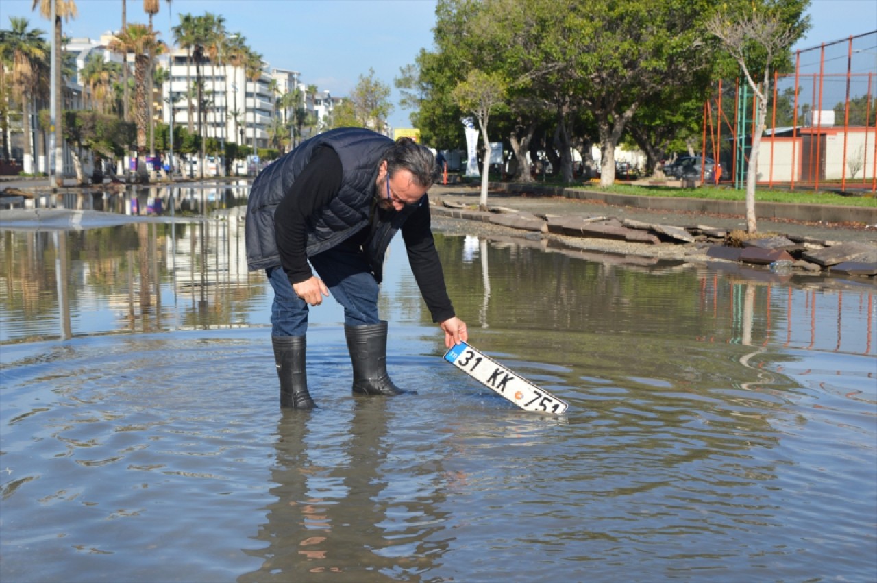 Hatay'ın İskenderun ilçesinde yükselen deniz suyu çekildi 7