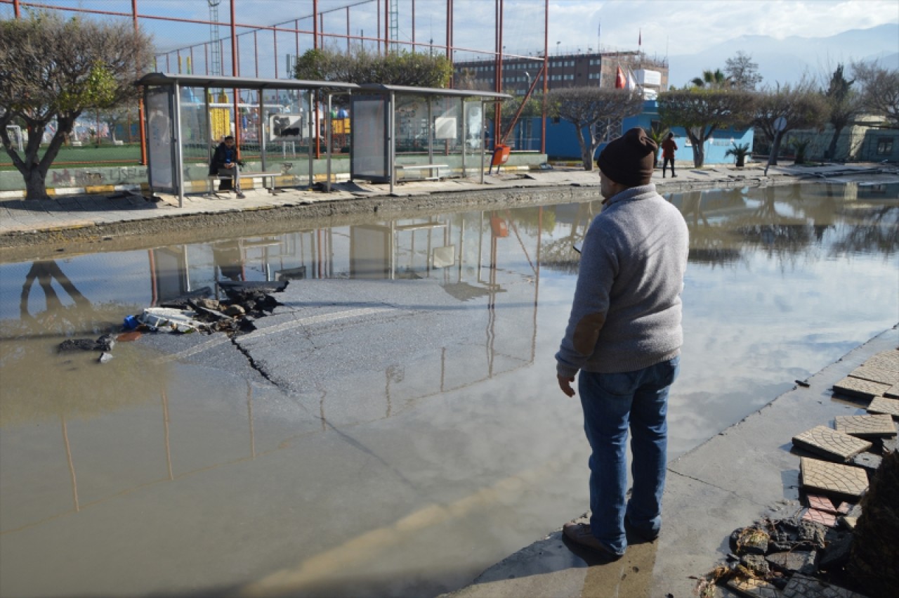 Hatay'ın İskenderun ilçesinde yükselen deniz suyu çekildi 4