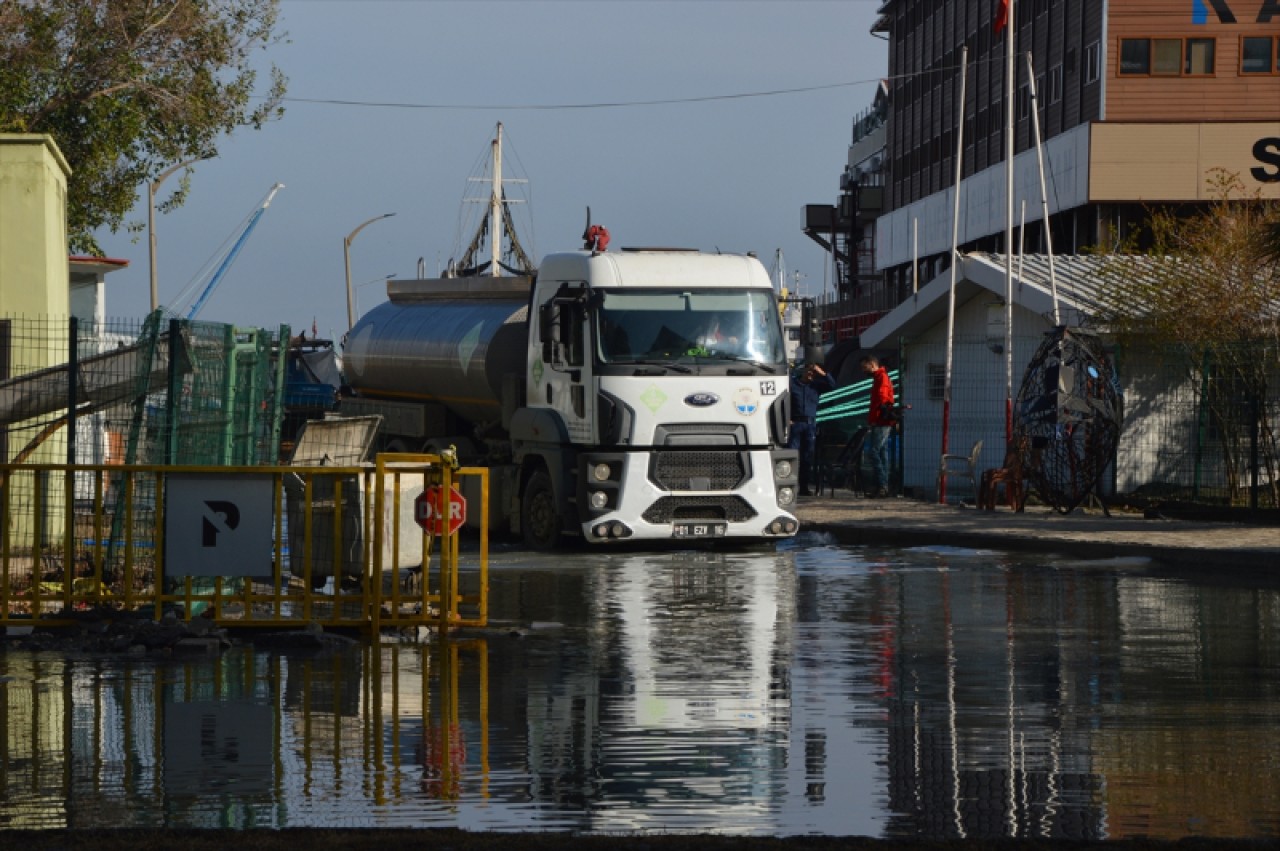 Hatay'ın İskenderun ilçesinde yükselen deniz suyu çekildi 6