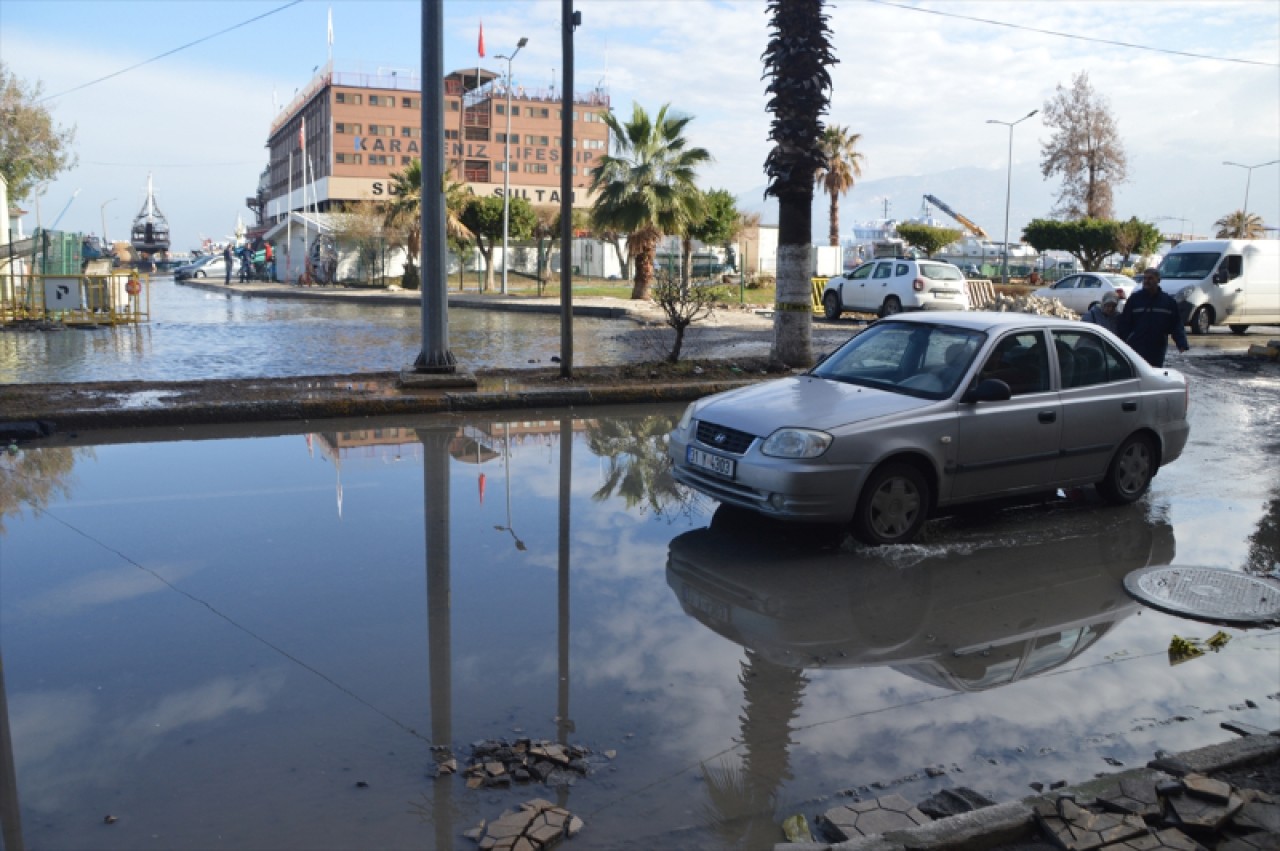 Hatay'ın İskenderun ilçesinde yükselen deniz suyu çekildi 5