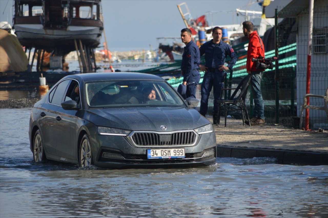 Hatay'ın İskenderun ilçesinde yükselen deniz suyu çekildi 9