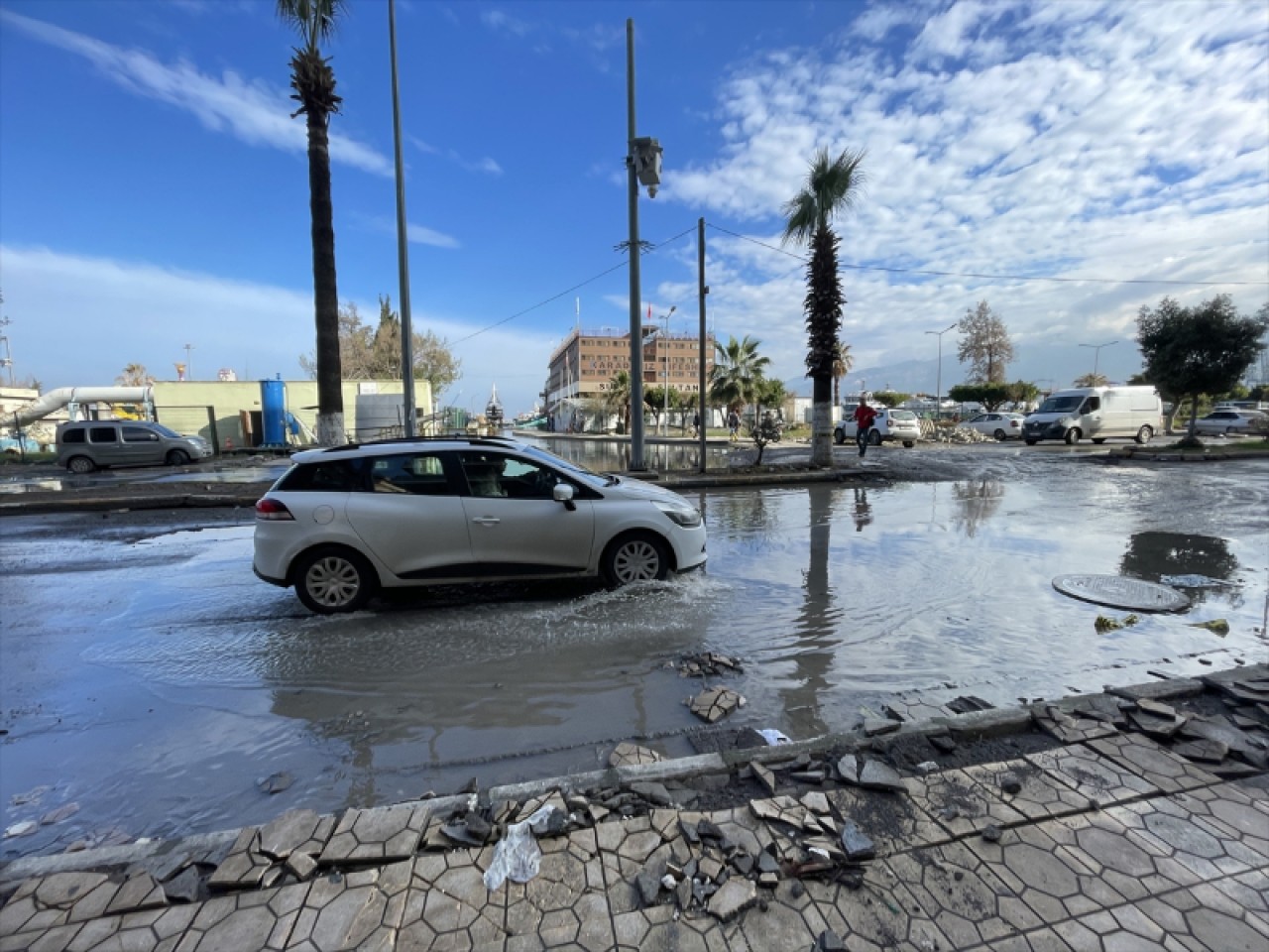 Hatay'ın İskenderun ilçesinde yükselen deniz suyu çekildi 8