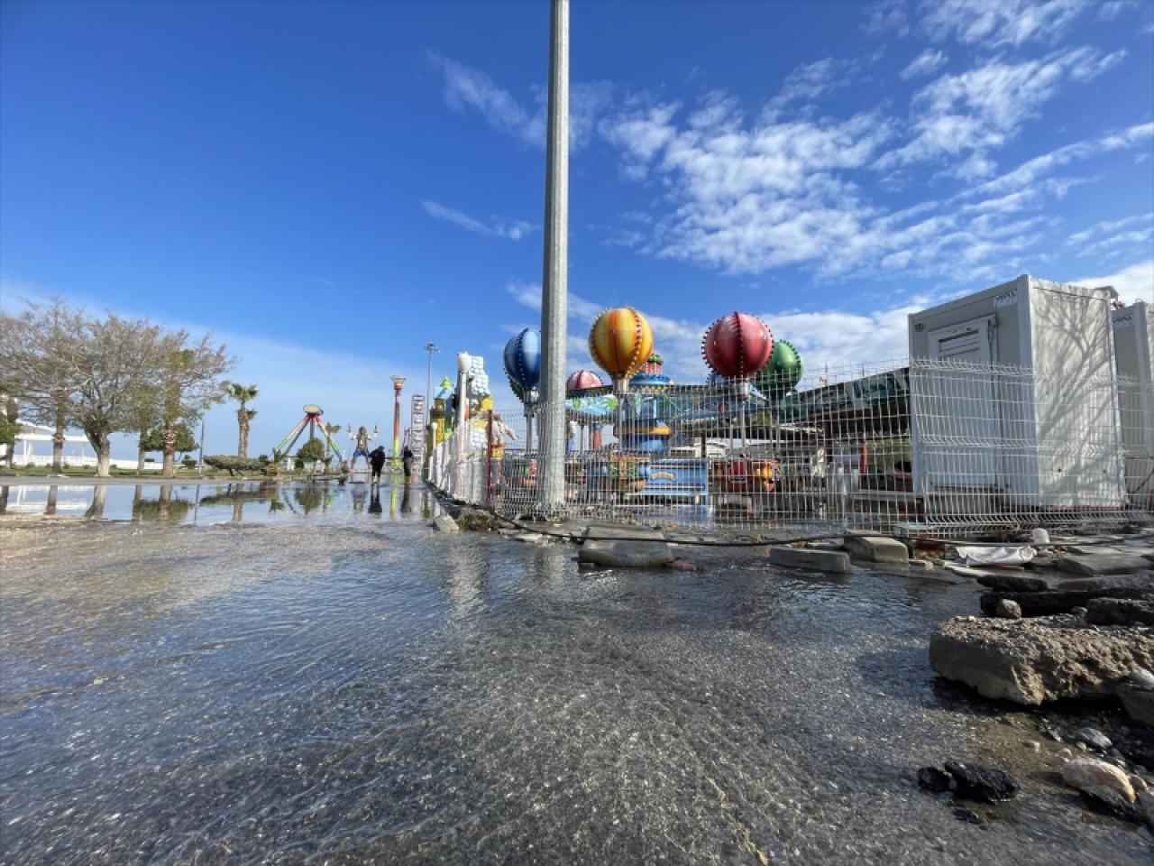 Hatay'ın İskenderun ilçesinde yükselen deniz suyu çekildi 10