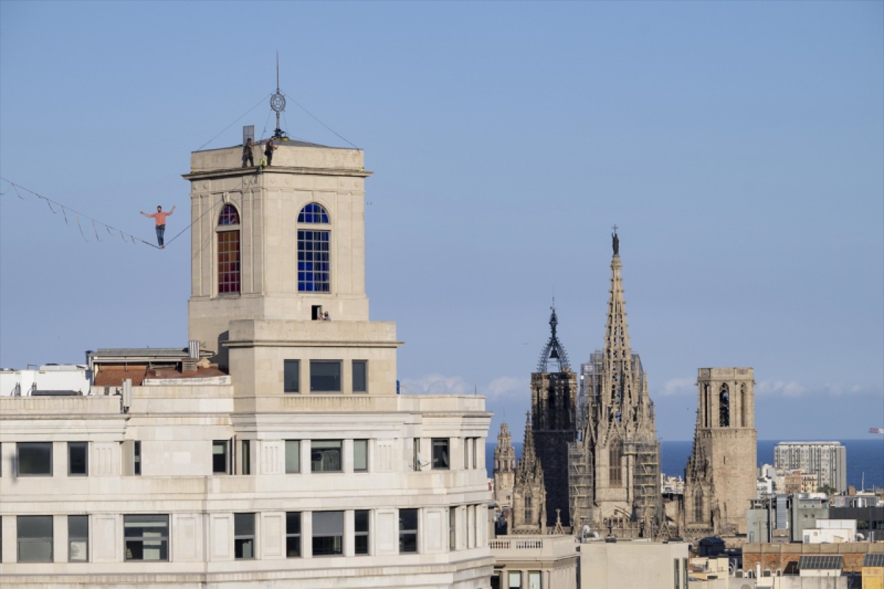 Fransız ip cambazı ve sanatçı Nathan Paulin, Barselona şehrindeki Plaza de Catalunya meydanınında ip üzerinde yürüdü 4