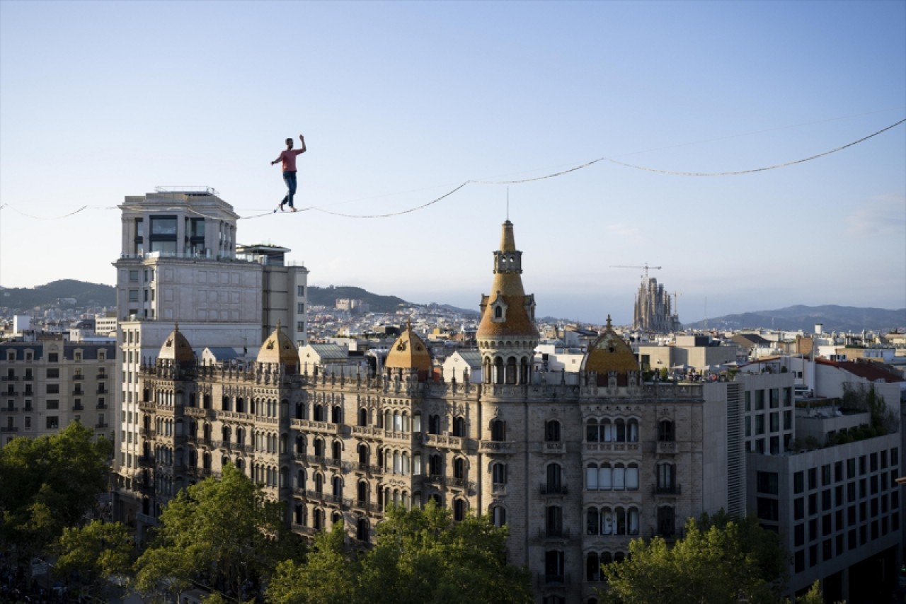 Fransız ip cambazı ve sanatçı Nathan Paulin, Barselona şehrindeki Plaza de Catalunya meydanınında ip üzerinde yürüdü 19