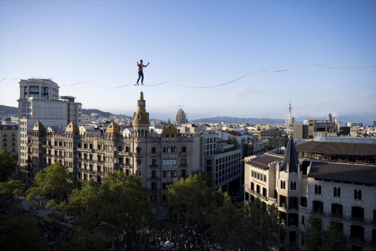 Fransız ip cambazı ve sanatçı Nathan Paulin, Barselona şehrindeki Plaza de Catalunya meydanınında ip üzerinde yürüdü 22