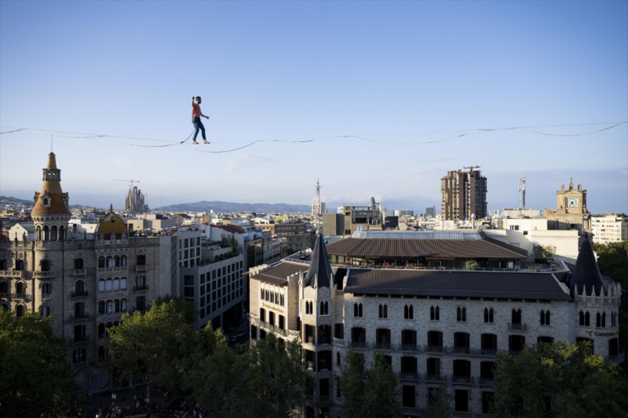 Fransız ip cambazı ve sanatçı Nathan Paulin, Barselona şehrindeki Plaza de Catalunya meydanınında ip üzerinde yürüdü 23