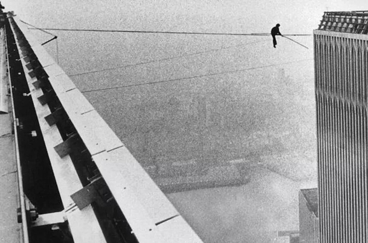 İkiz kuleler arasında ip ile korkusuzca yürüyen Philippe Petit 7