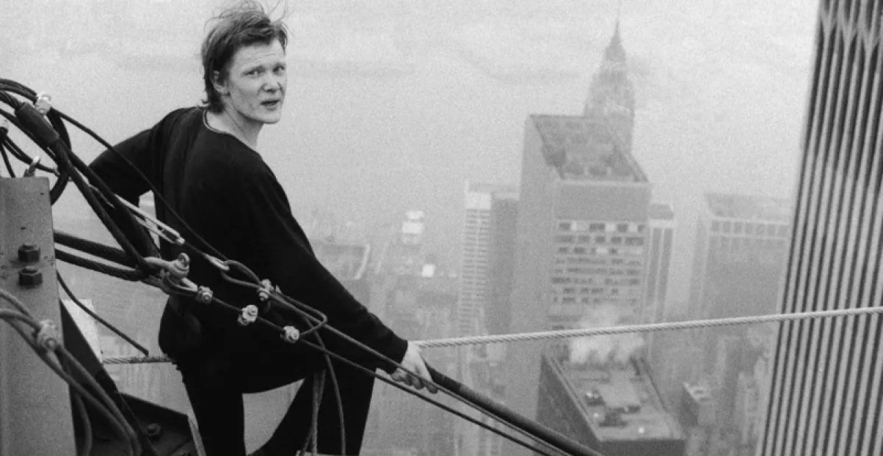 İkiz kuleler arasında ip ile korkusuzca yürüyen Philippe Petit 3