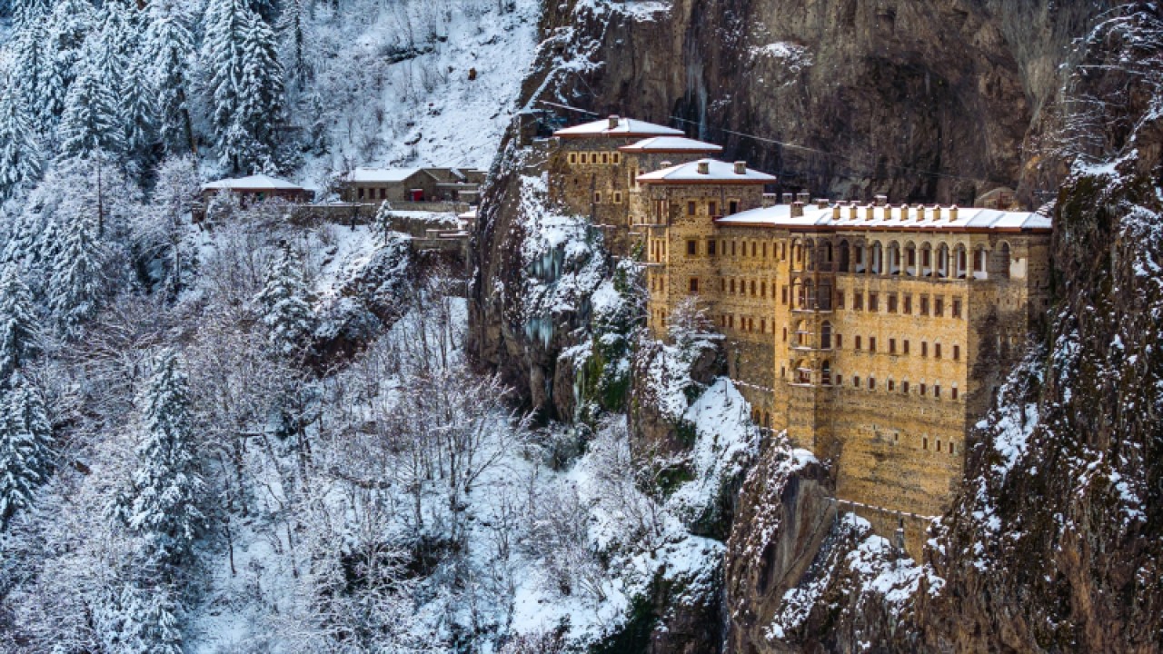 Sümela Manastırı ve çevresi beyaza büründü 3