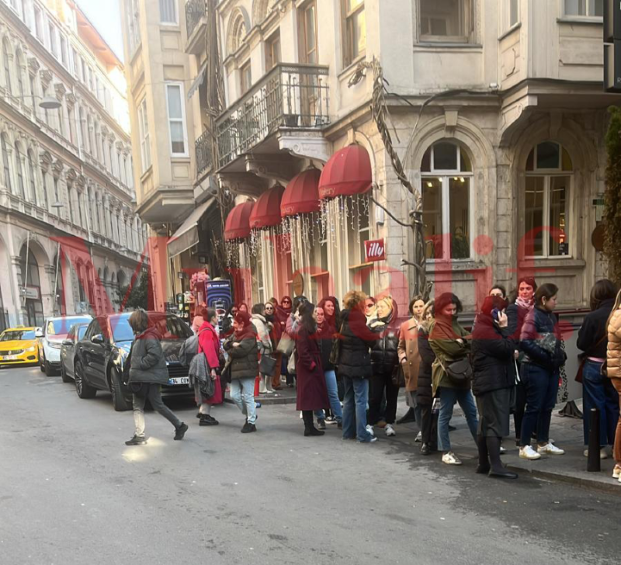 Beyoğlu’nda Misela kuyruğu: Çantaları 8 Bin TL’den başlıyor 3