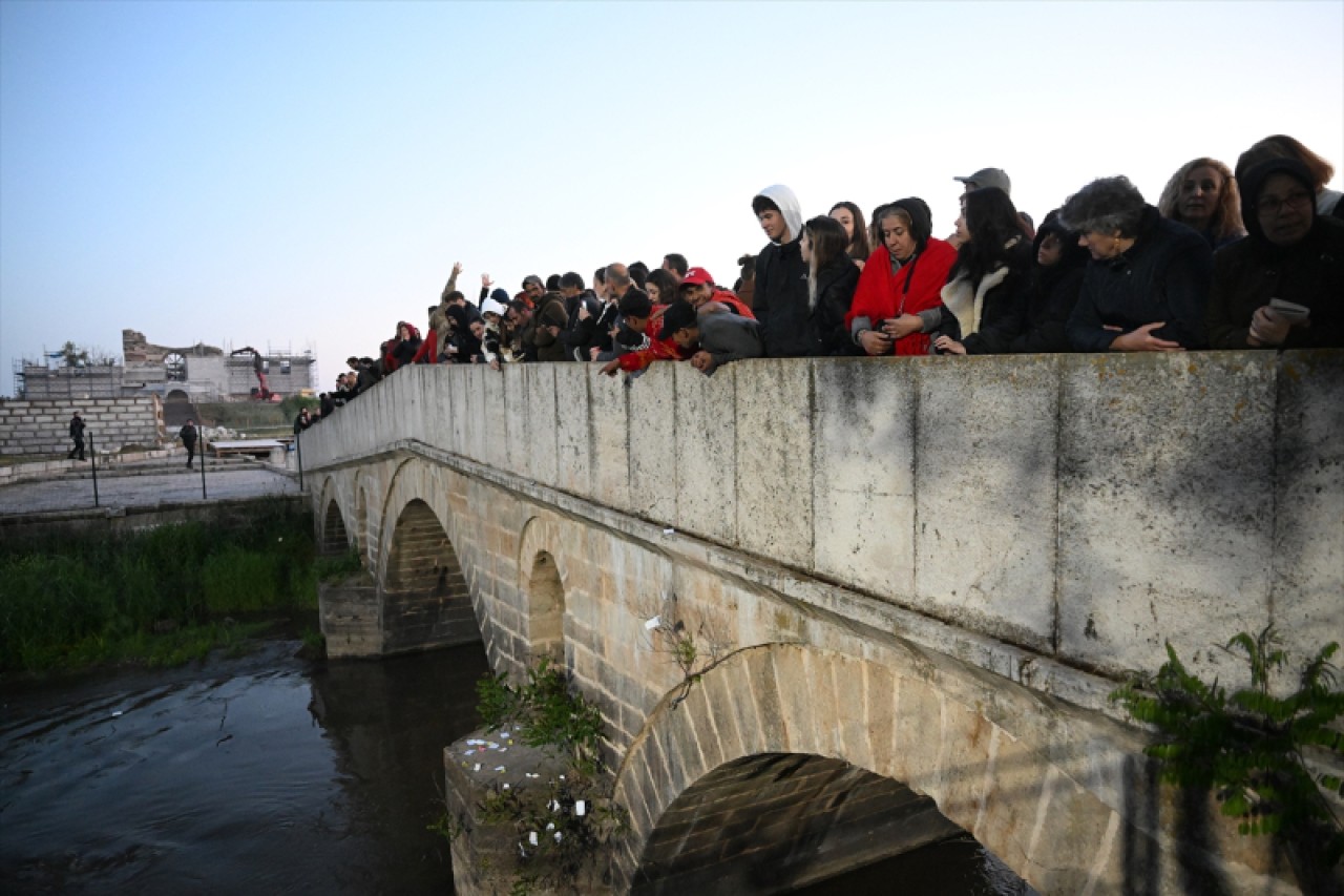 Edirne'de dilekler Tunca Nehri'ne bırakıldı 1