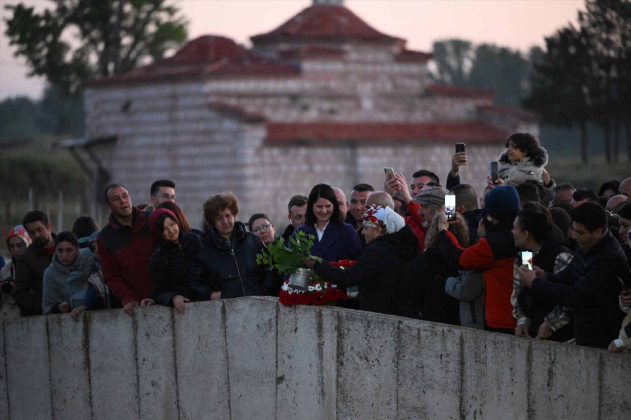 Edirne'de dilekler Tunca Nehri'ne bırakıldı 2