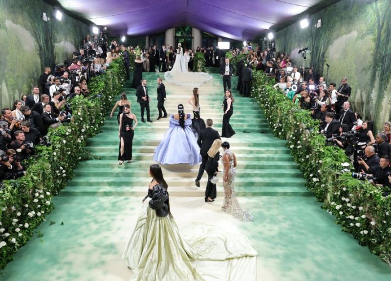 Met Gala şıklığı, fotoğraflardan bile taştı! 7