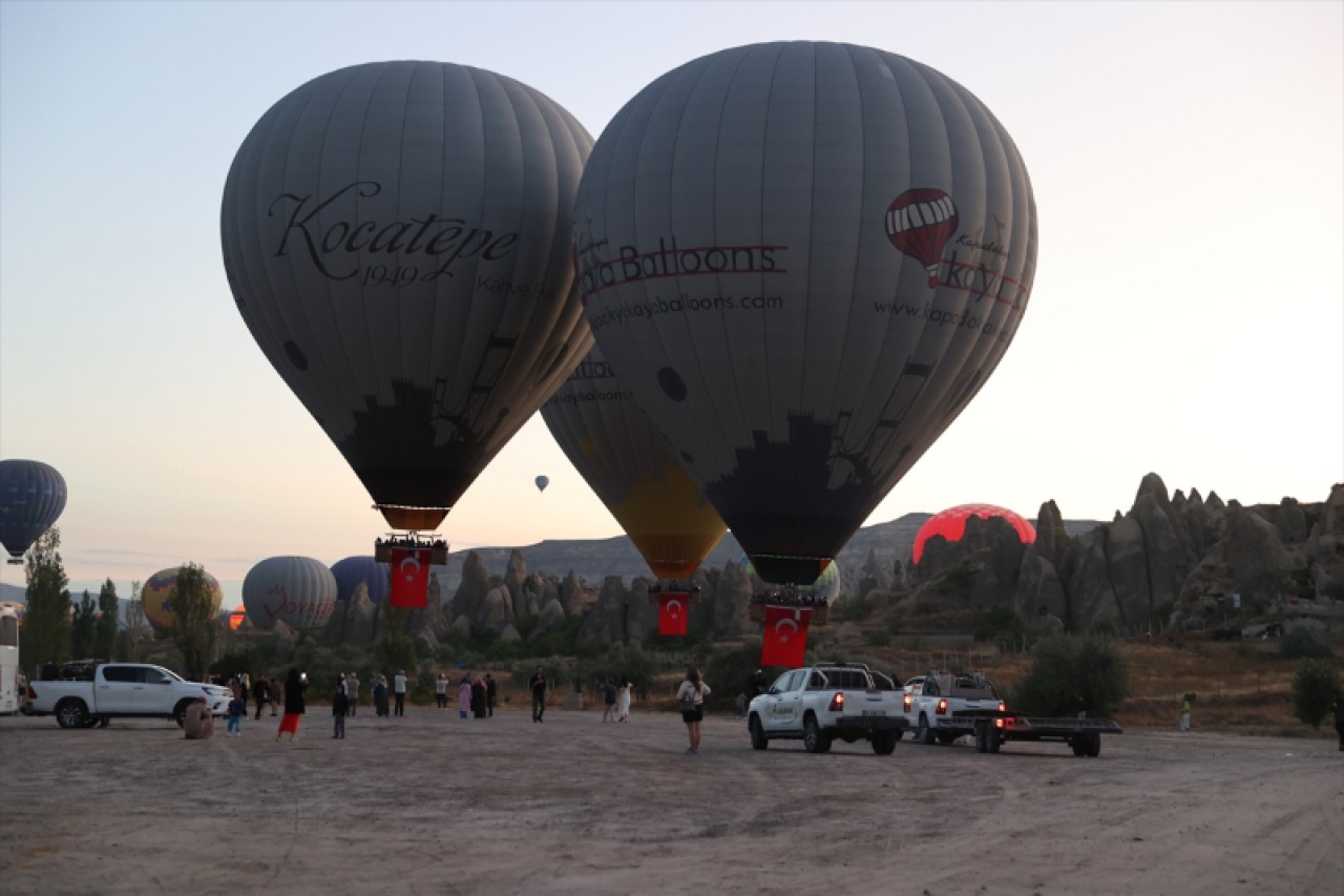 Kapadokya'da balonlar Türk bayraklarıyla uçtu 2