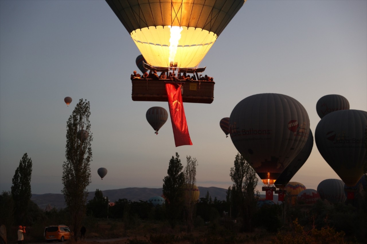 Kapadokya'da balonlar Türk bayraklarıyla uçtu 1