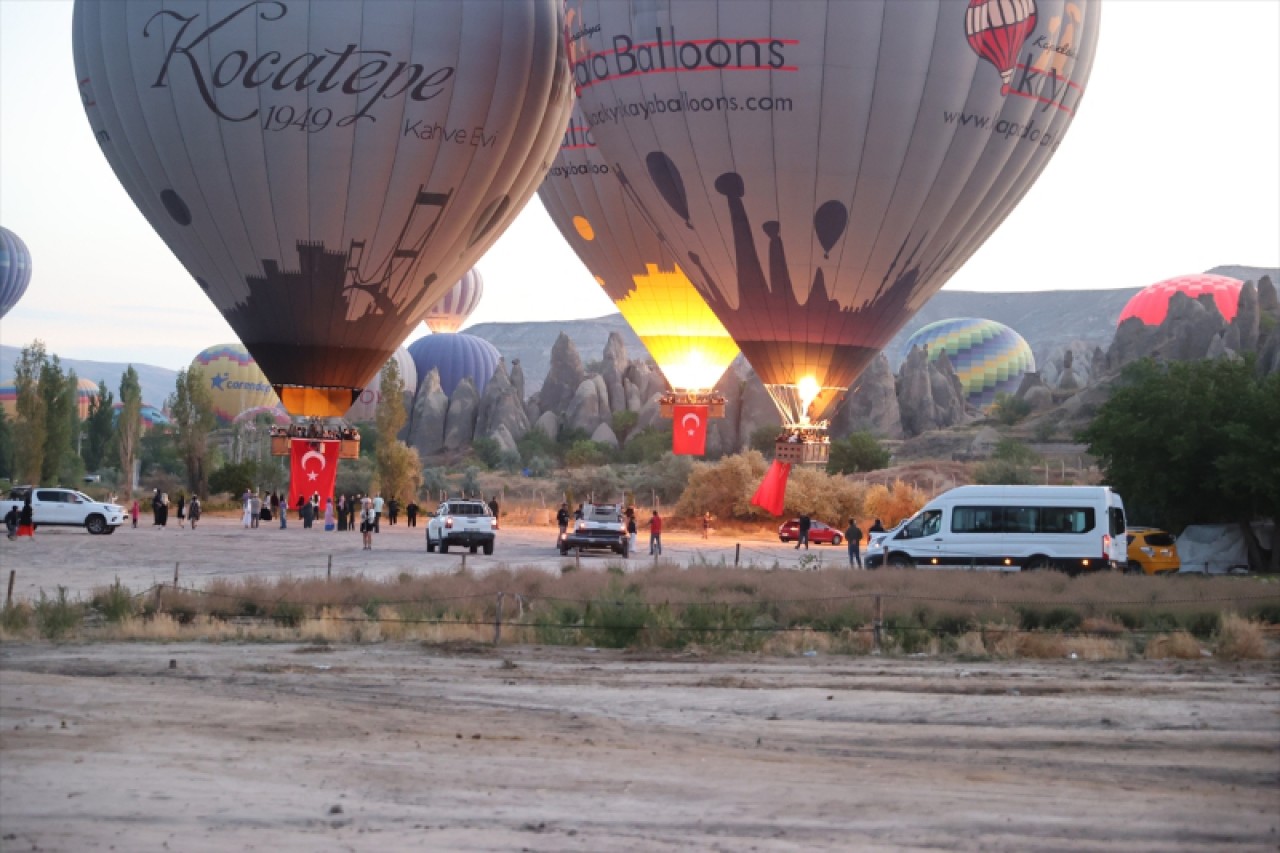 Kapadokya'da balonlar Türk bayraklarıyla uçtu 5