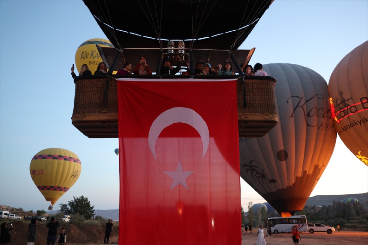 Kapadokya'da balonlar Türk bayraklarıyla uçtu 3