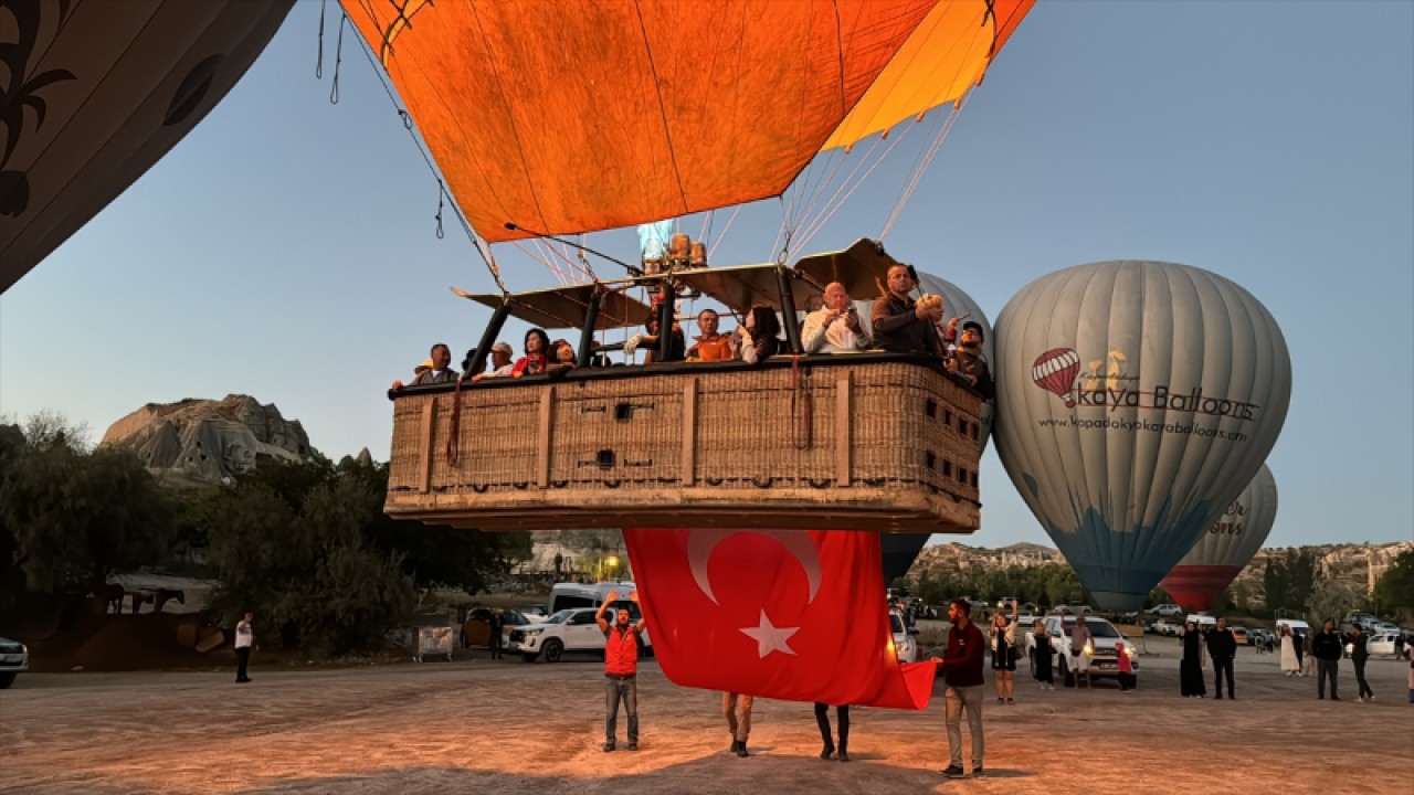 Kapadokya'da balonlar Türk bayraklarıyla uçtu 6