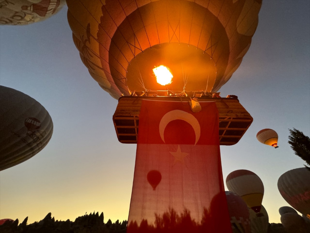 Kapadokya'da balonlar Türk bayraklarıyla uçtu 8