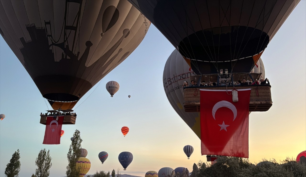 Kapadokya'da balonlar Türk bayraklarıyla uçtu 4