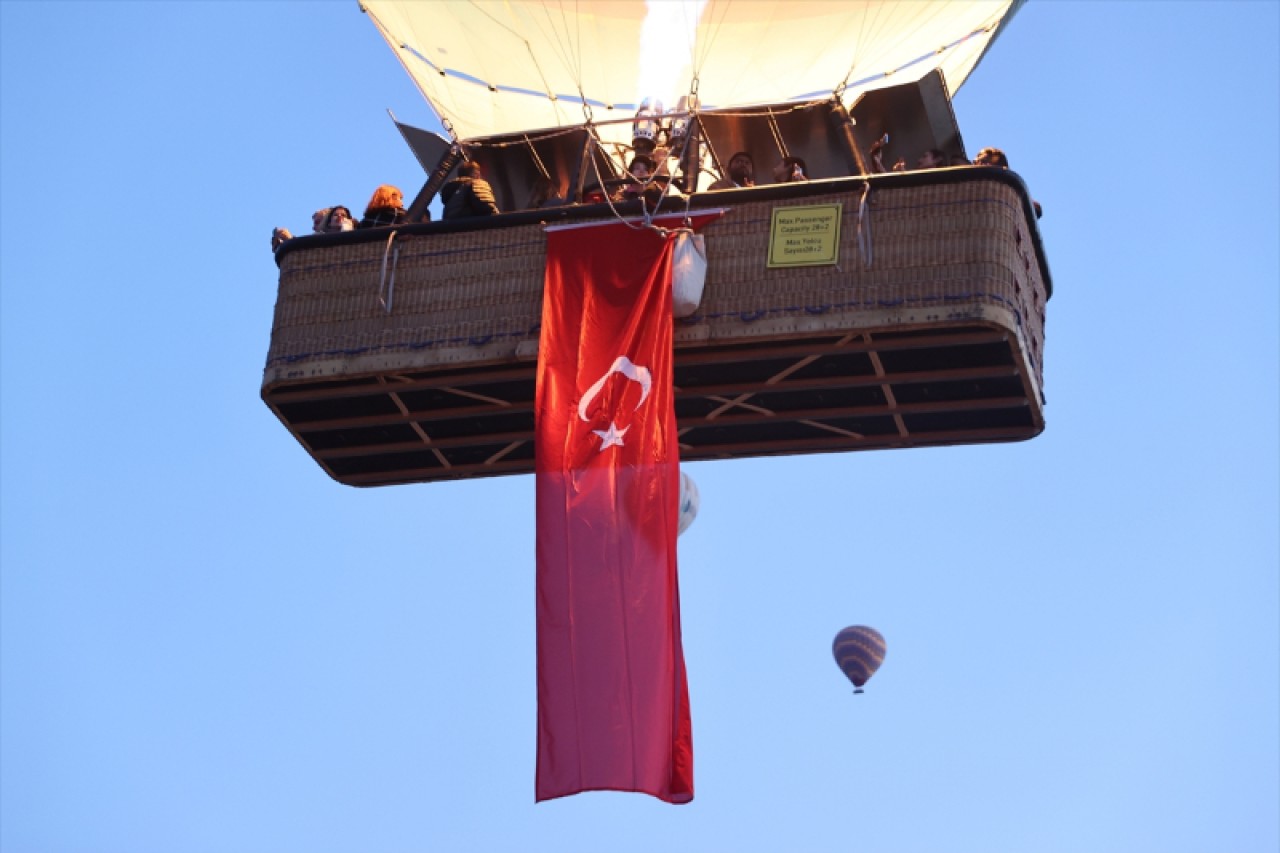 Kapadokya'da balonlar Türk bayraklarıyla uçtu 7