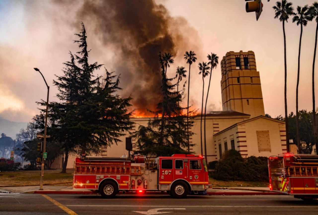 Los Angeles'taki orman yangınında binlerce ev yandı, yüz binlerce kişi tahliye edildi 9