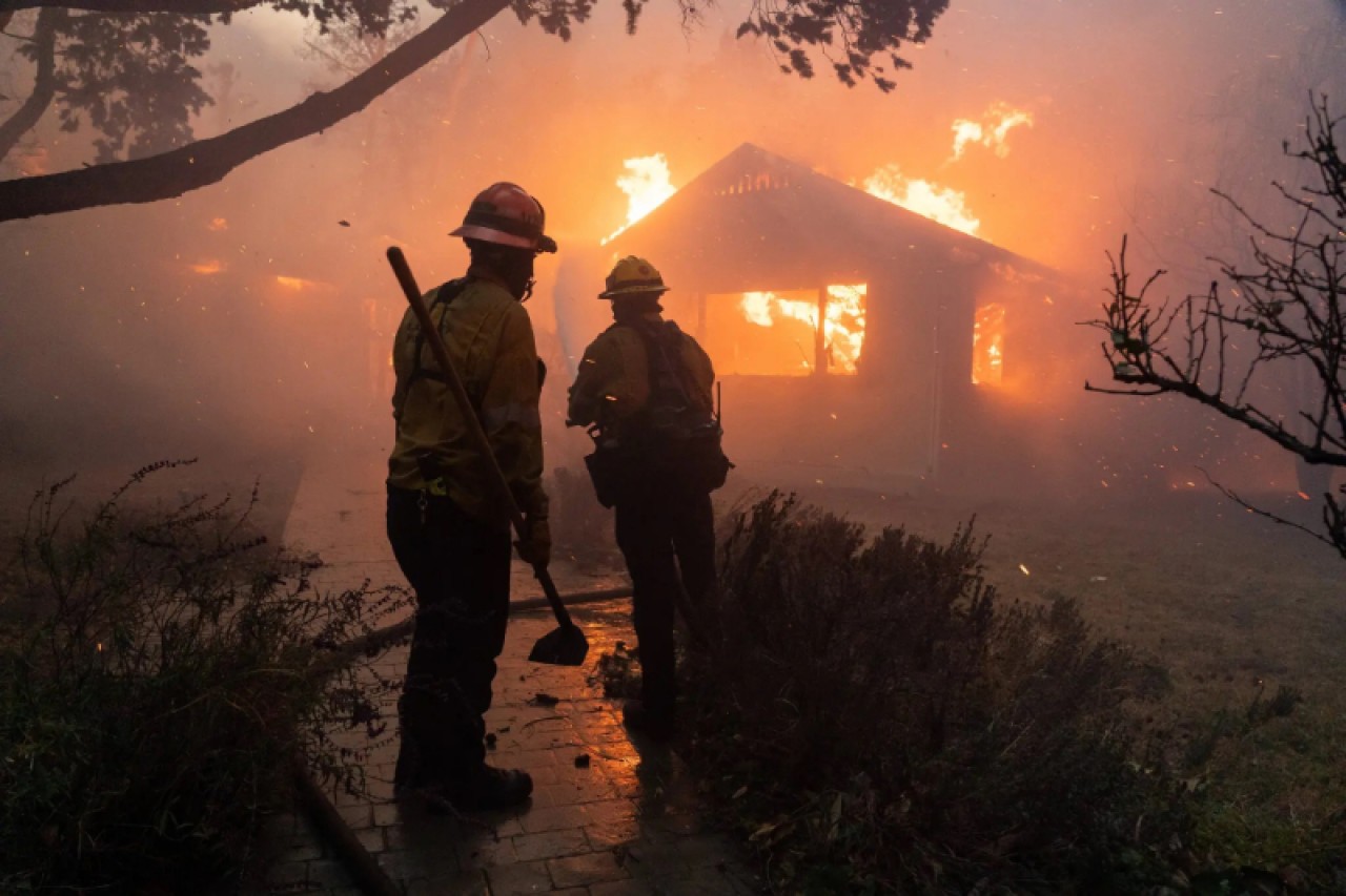 Los Angeles'taki orman yangınında binlerce ev yandı, yüz binlerce kişi tahliye edildi 13