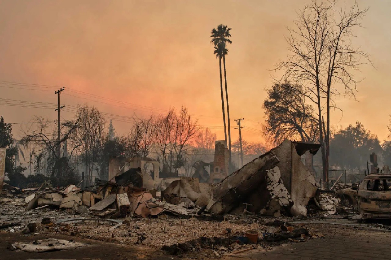 Los Angeles'taki orman yangınında binlerce ev yandı, yüz binlerce kişi tahliye edildi 7