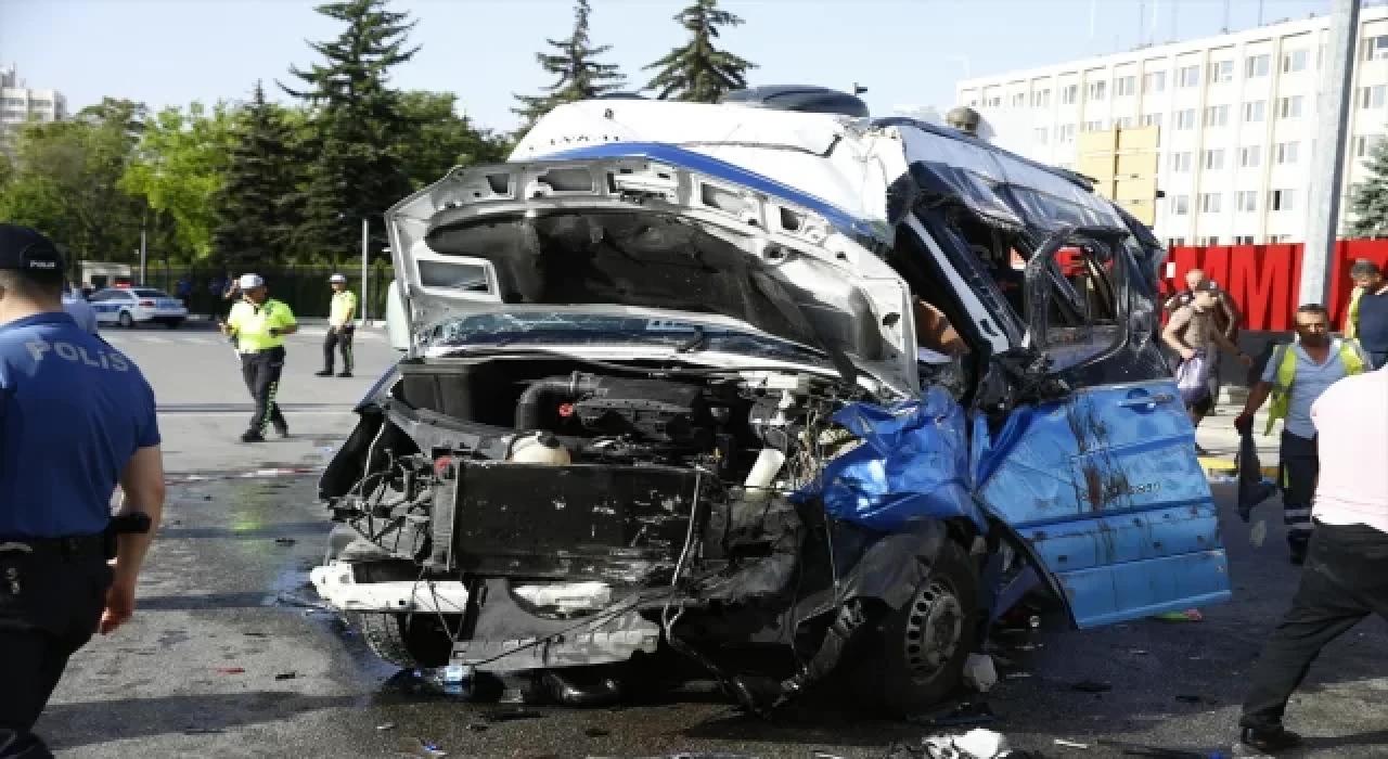 Başkentte yolcu minibüsü ile otomobil çarpıştı: 20 kişi yaralı