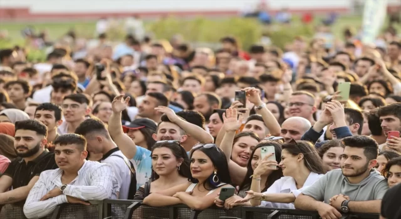 Derya Uluğ ve Eypio Ankara AKM Millet Bahçesi’nde konser verdi