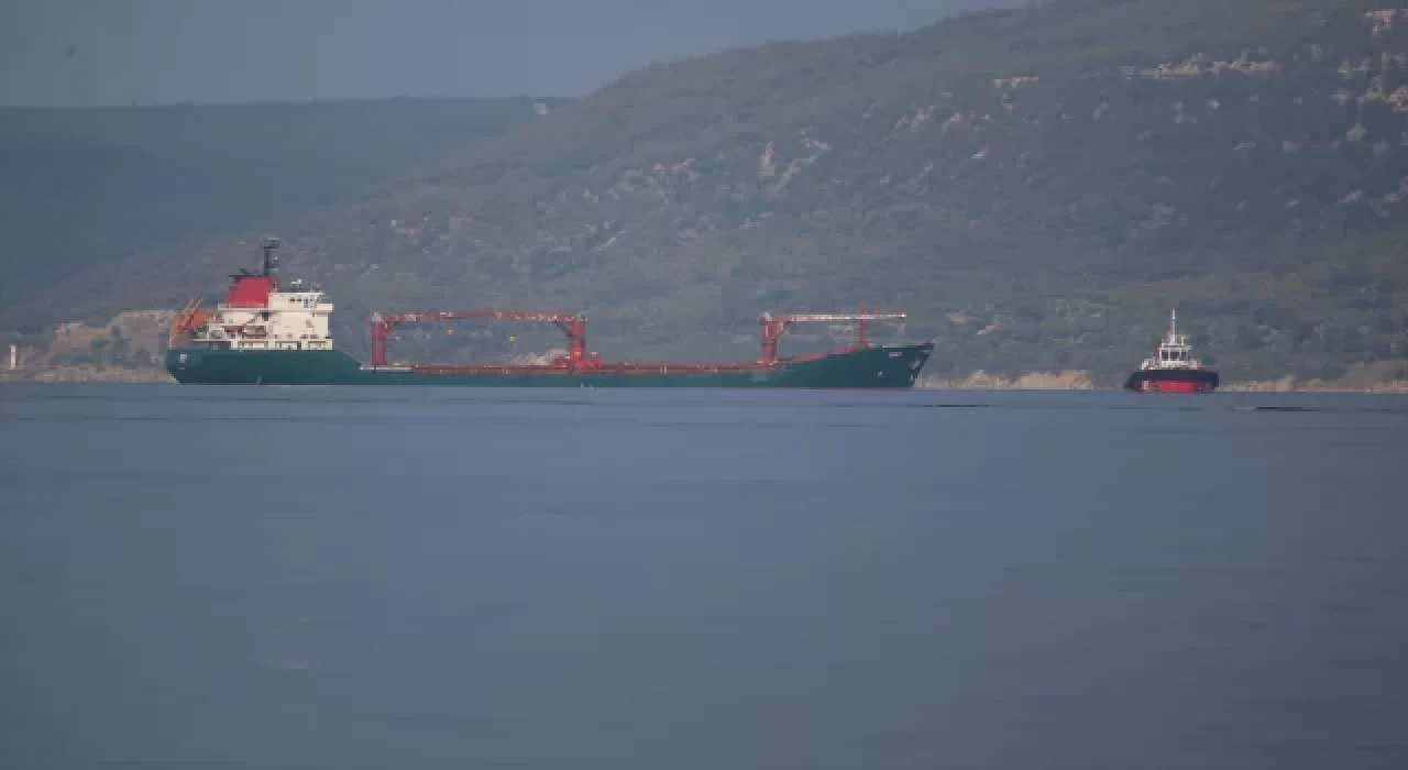 Çanakkale Boğazı’nda arızalanan gemi römorkörle çekildi