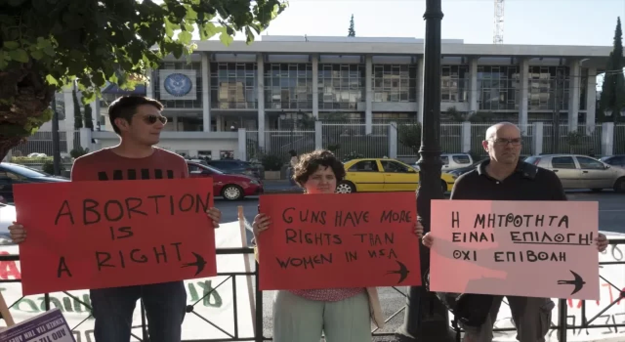 ABD’nin kürtajı anayasal hak olmaktan çıkaran kararına karşı Yunanistan’da eylem