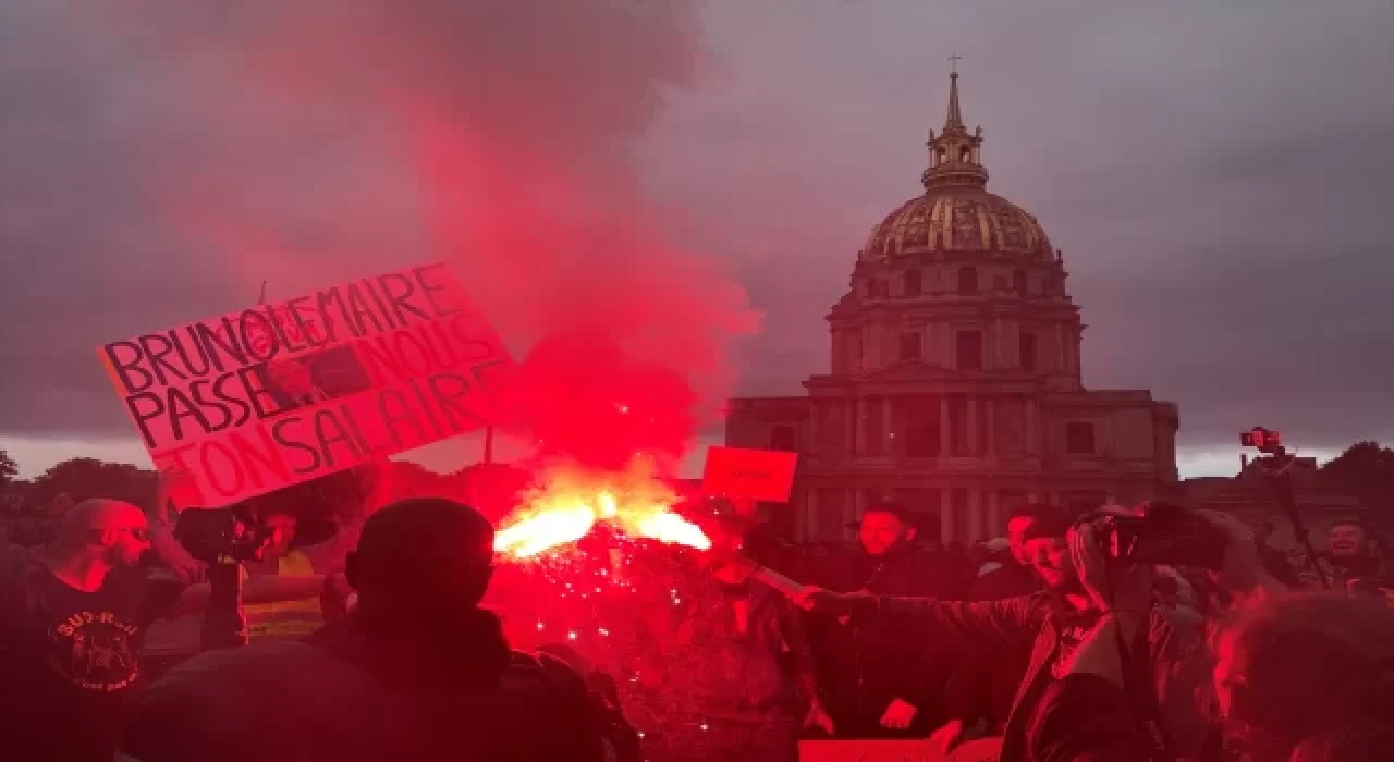 Paris’te maaş zammı talebiyle gösteri düzenlendi