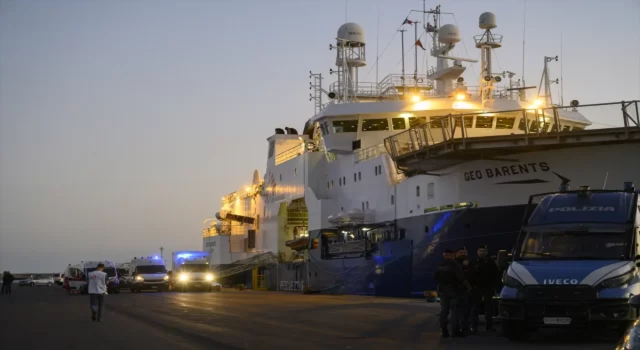 İtalya, STK gemilerinden inmelerine müsaade vermediği göçmenlere yeşil ışık yaktı