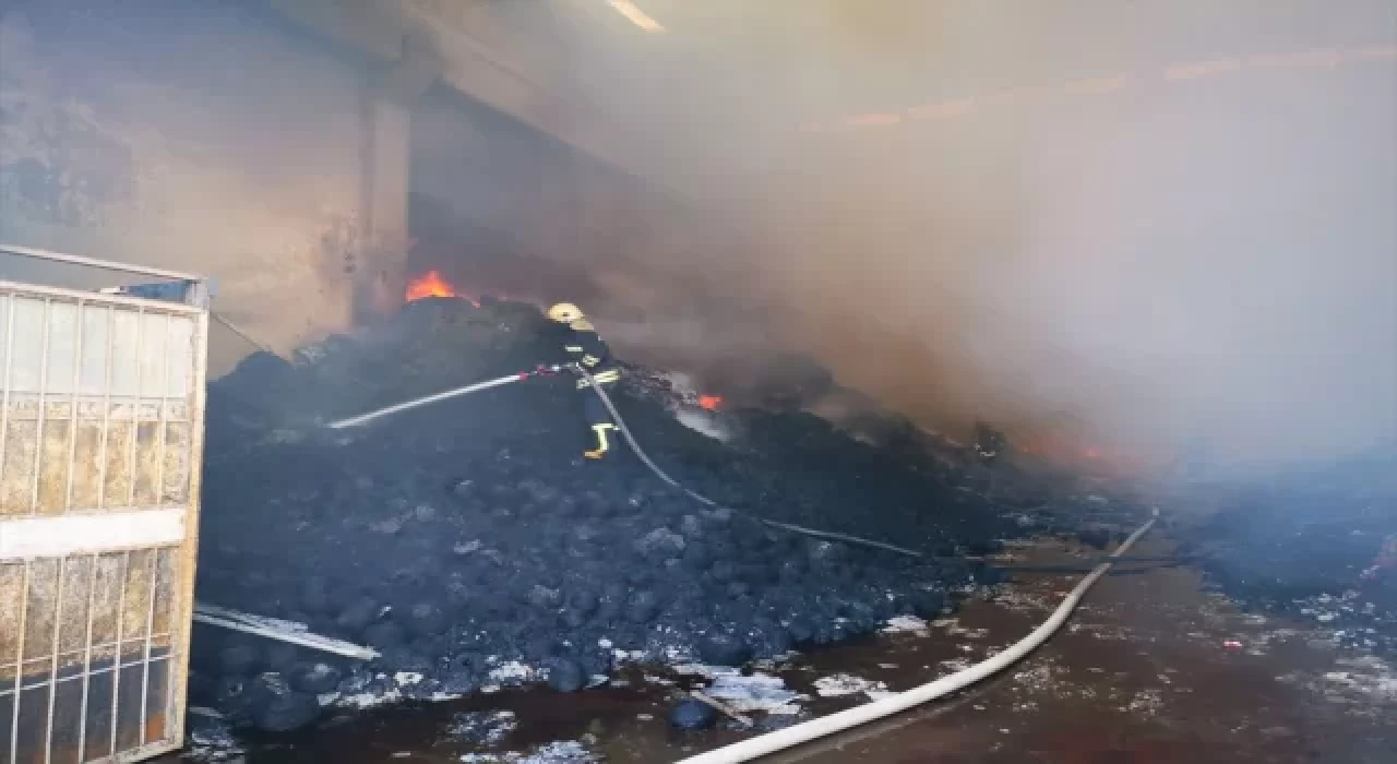 Gaziantep’te tekstil fabrikasında çıkan yangına müdahale ediliyor