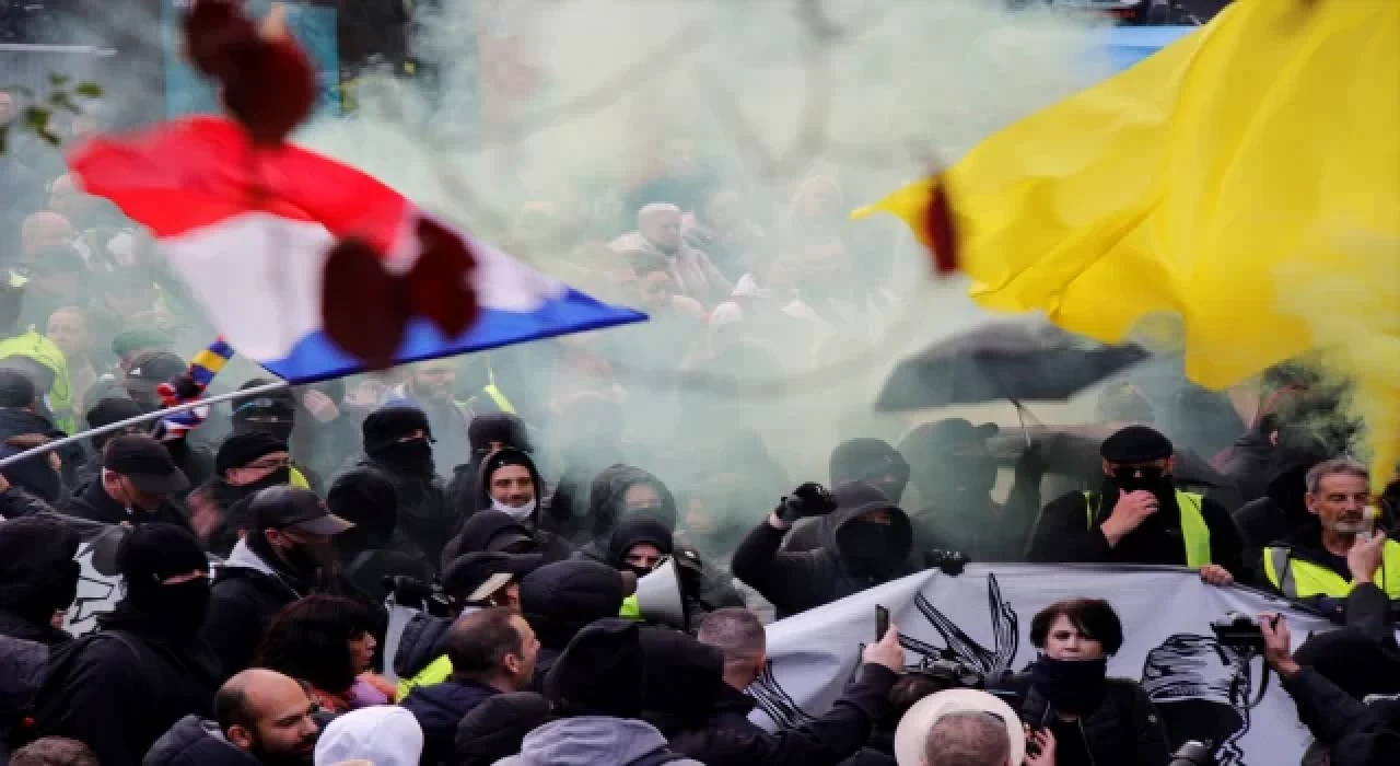 Paris’te sarı yelekliler 4. yılında da sokağa indi