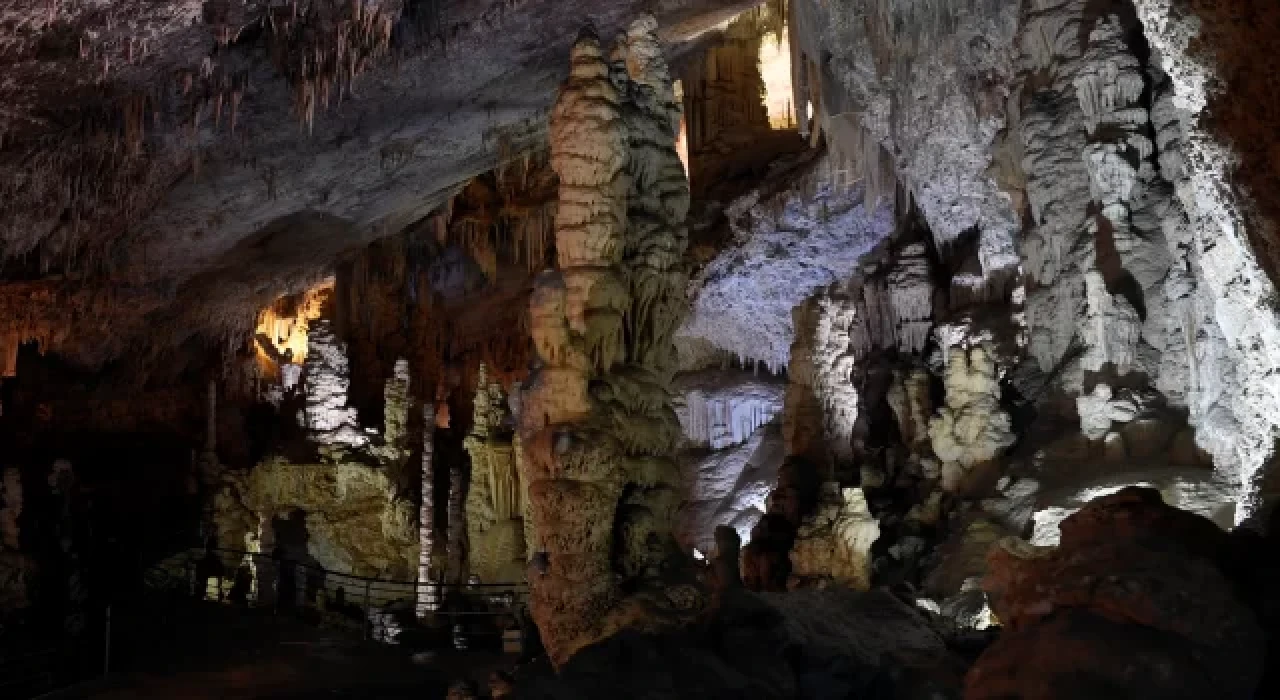 Lübnan’da milyonlarca yıllık sarkıtlara ve yer altı nehrine sahip mağara masal diyarını andırıyor