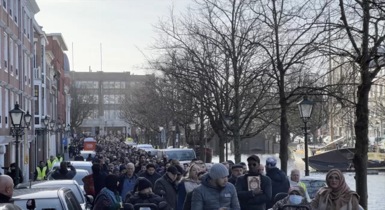 Hollanda’da Müslümanlar Kur’anı Kerim’e yönelik saldırıları protesto etti